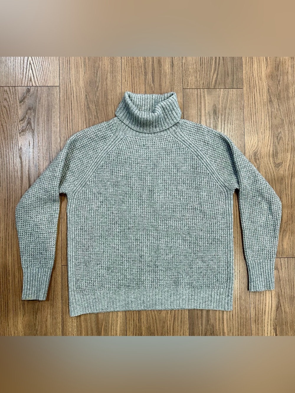 Uniqlo Turtleneck Knit Sweater in Light Gray - Women’s Cozy Pullover